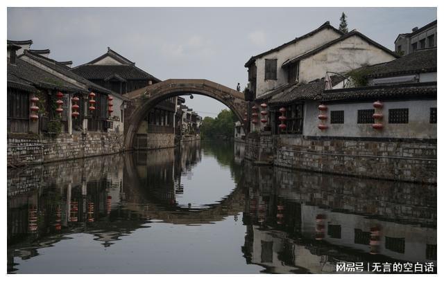 为了缅怀圣人孔子，在孔子的出生地，建造了一座比山还高的铜雕像游戏画面